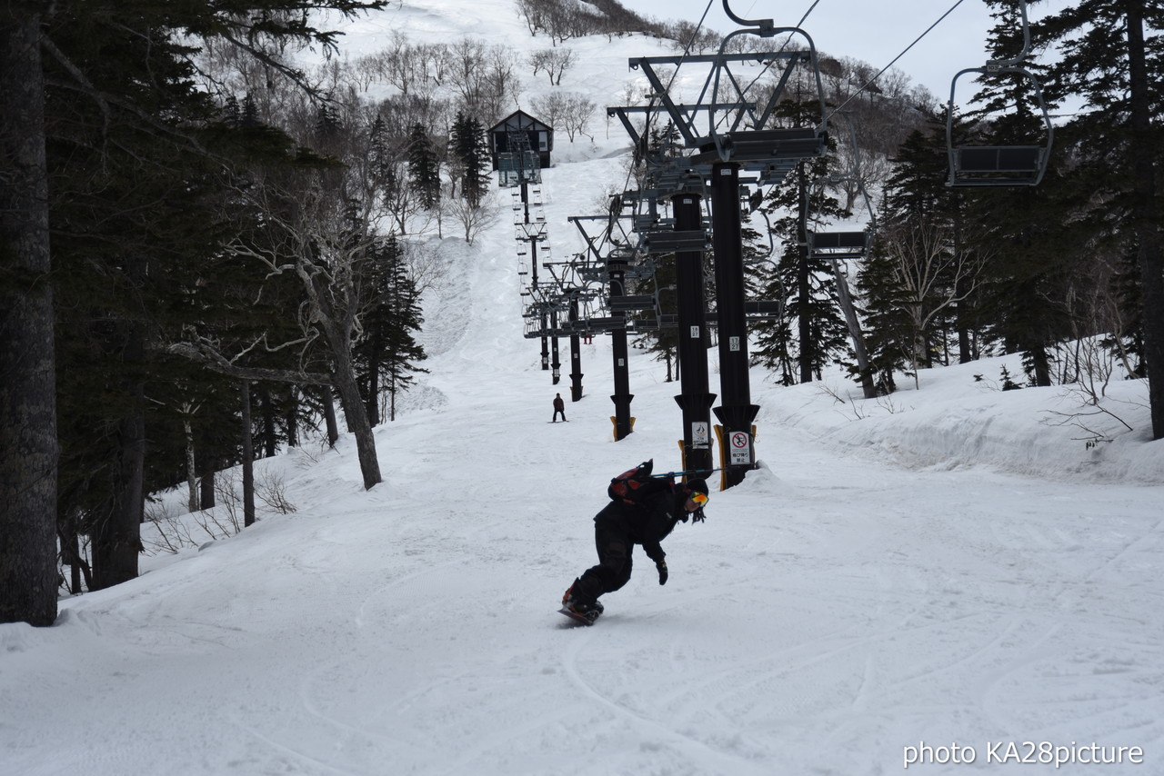 大雪山層雲峡黒岳ロープウェイスキー場　積雪 380cm！標高1,984ｍの黒岳山頂から大斜面にシュプールを描く(*^^)v 